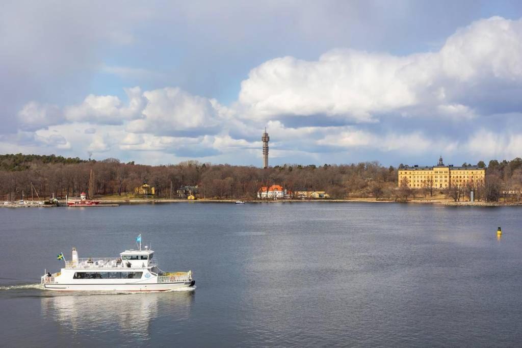 Newly Built Bright Apartment, Close To Everything If You Want To Visit Stockholm, You Will Find The Perfect Accommodation Here! Ferry Line 80 Makes It Very Convenient And Easy To Get To The City Center Nacka Eksteriør billede